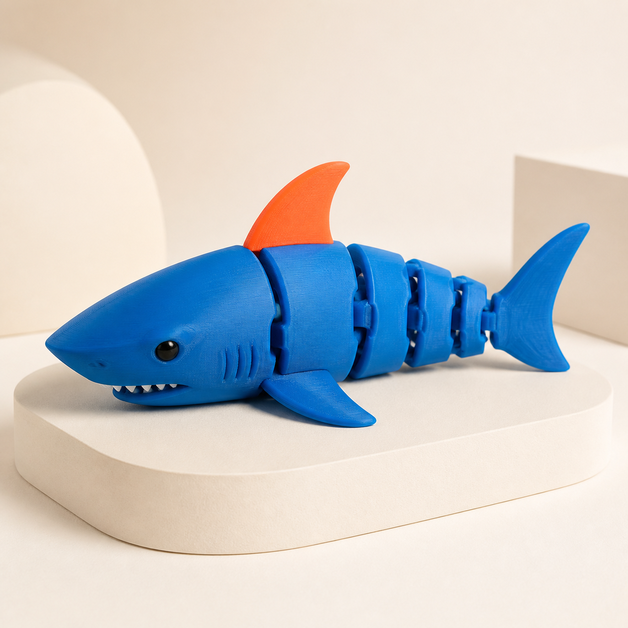Tubarão articulado azul impresso em 3D com corpo segmentado