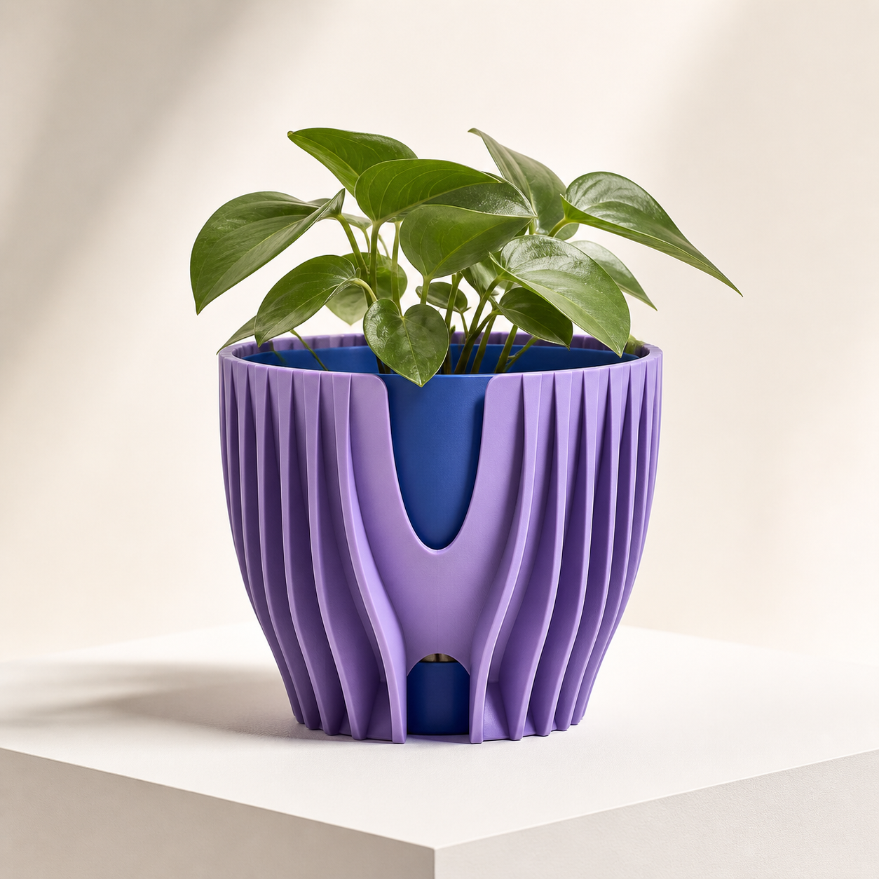 Vaso autoirrigável violeta com reservatório azul impresso em 3D